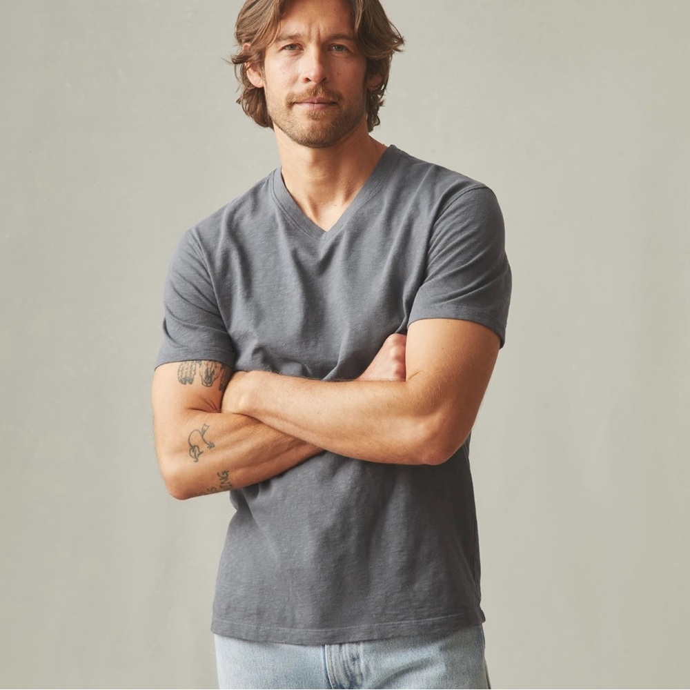 EUC grey men’s American Giant slub v-neck, XL